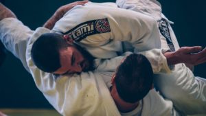 Hommes pratiquant le judo